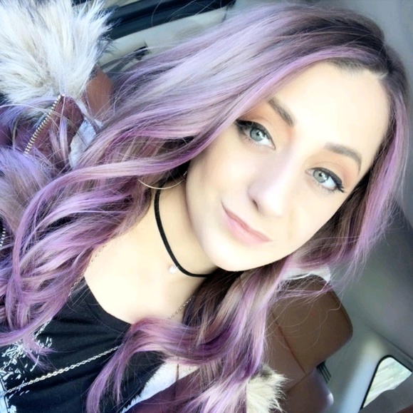 Profile Picture of Chelsea Fuss (@chelseawelsea89) on Poshmark