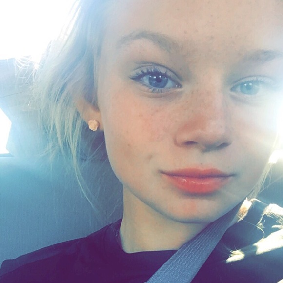 Profile Picture of Hannah Duncan (@hannaheduncan) on Poshmark