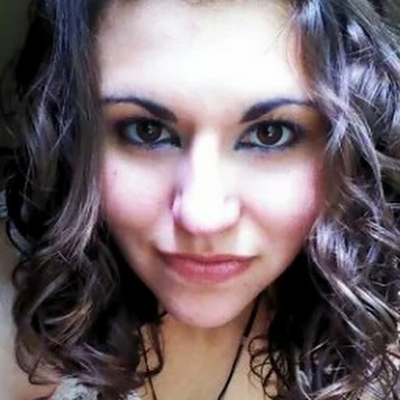 Profile Picture of Julie Holtsclaw (@alaskaishere) on Poshmark