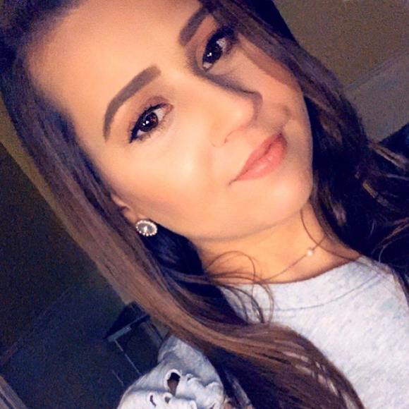 Profile Picture of Amanda Fink (@afinky28) on Poshmark