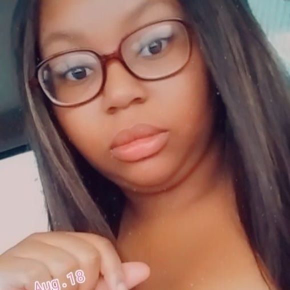 Profile Picture of Dawnise Carey (@dawmparker) on Poshmark