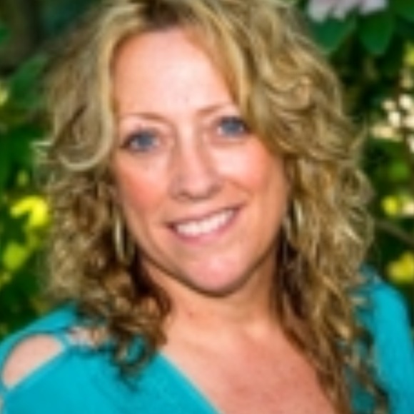 Profile Picture of Shelly Long (@5whitecats) on Poshmark