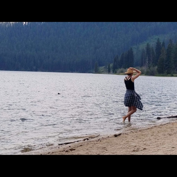 Profile Picture of Emily Lindvig (@emilylindvig) on Poshmark