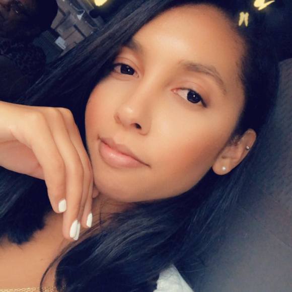 Profile Picture of Helen Jannette (@itzrowwwmi) on Poshmark