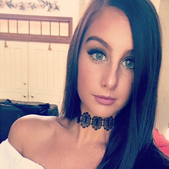 Profile Picture of Brooke Pitzer (@bempitzer) on Poshmark