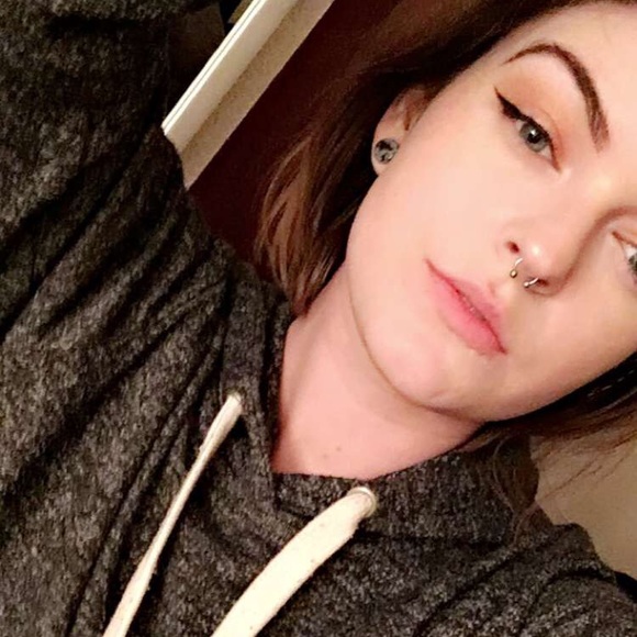 Profile Picture of Julia Schrum (@julia8550) on Poshmark