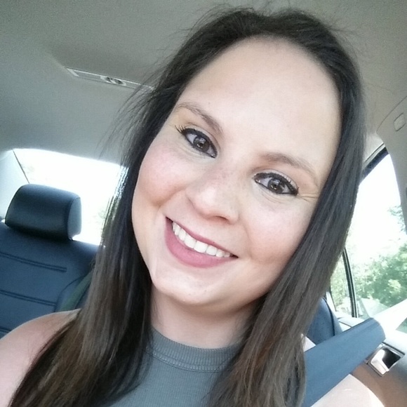 Profile Picture of Amanda Donoher (@adon508) on Poshmark