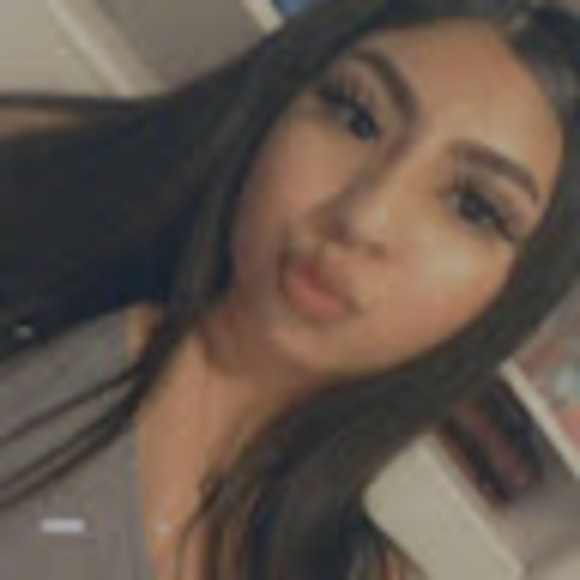 Profile Picture of Daniela Silva (@silvadanny43) on Poshmark