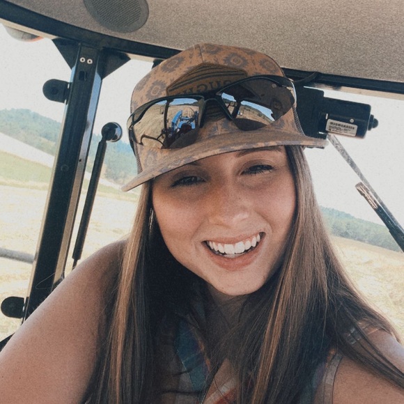 Profile Picture of Taylor Mullens (@tayluhh_22) on Poshmark