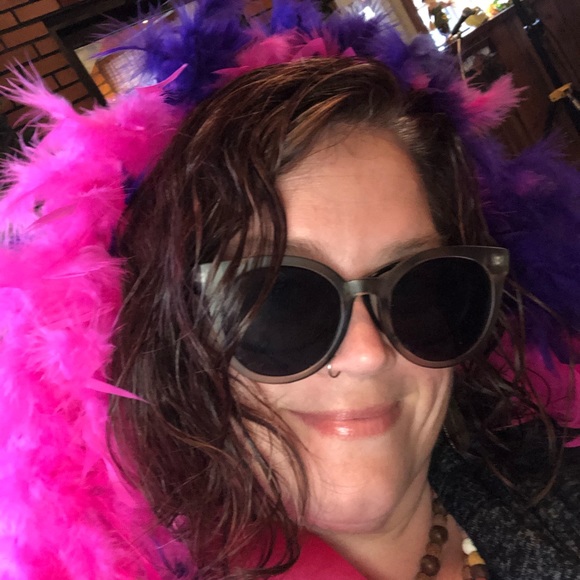 Profile Picture of Robin Matthews (@robingbug84) on Poshmark