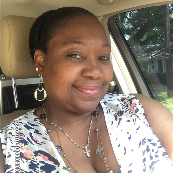 Profile Picture of Latesha Robinson (@lroscoe58) on Poshmark