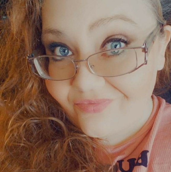 Profile Picture of Kelli Kellinger (@kelliscloset77) on Poshmark