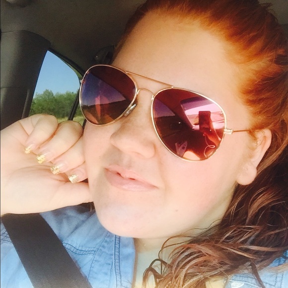 Profile Photo of Courtney Emberton (@royalginger17) on Poshmark