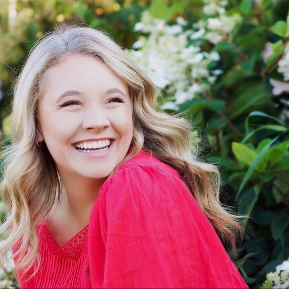 Profile Picture of Abby Rosselit (@abbyross45) on Poshmark