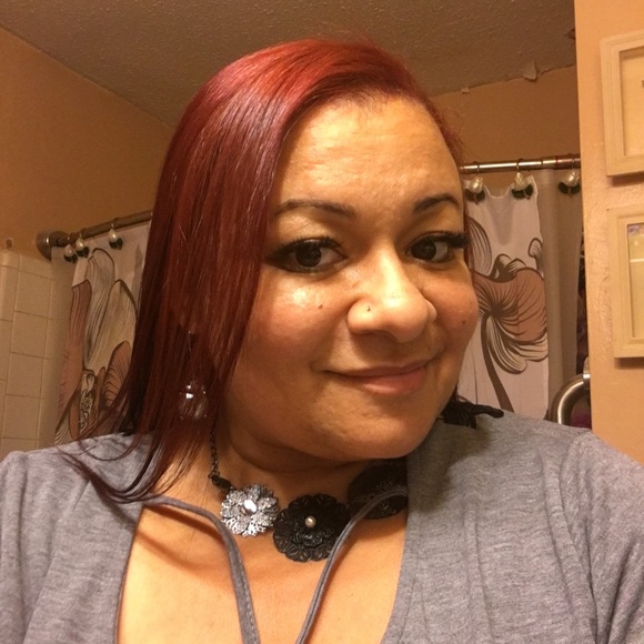 Profile Picture of Amy Simmons (@amysimm) on Poshmark