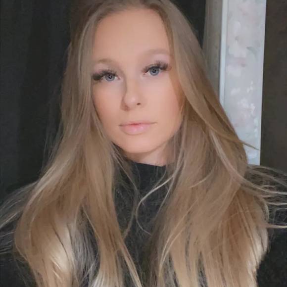 Profile Picture of Amber Allen (@amberallen21) on Poshmark