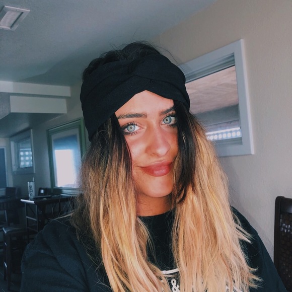 Profile Picture of Paige Colley (@paialexandria) on Poshmark