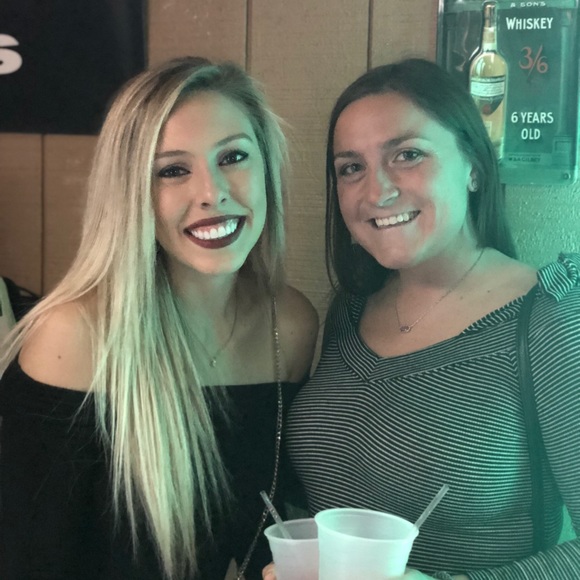 Profile Picture of Danielle Ahlers (@danielleahlers) on Poshmark