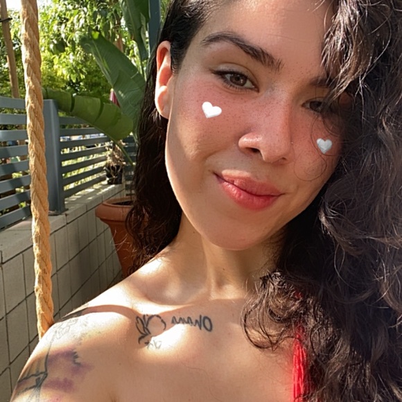 Profile Picture of Bianca Van vlimmeren (@biancavv21) on Poshmark