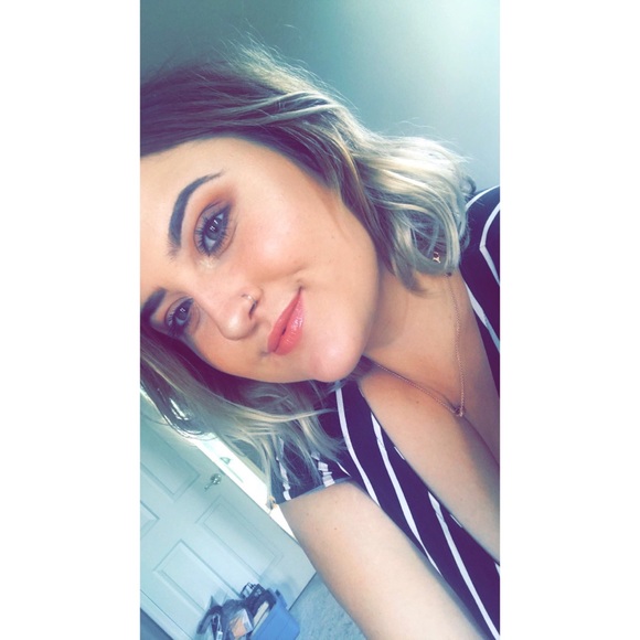 Profile Picture of Samantha Clement (@samanthaclement) on Poshmark