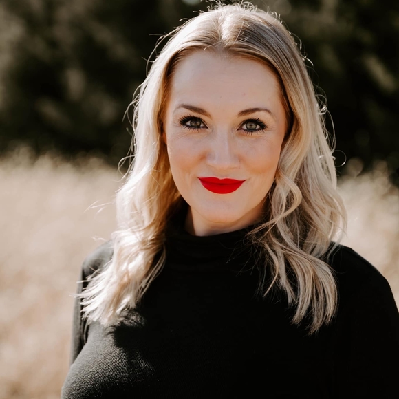 Profile Picture of Casey Collinsworth (@caseycoll) on Poshmark