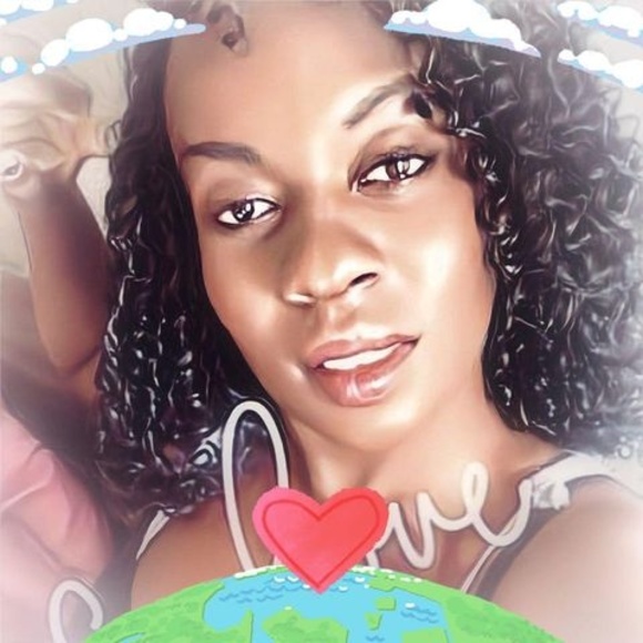 Profile Picture of Genesis Lamoreux (@geena2984) on Poshmark