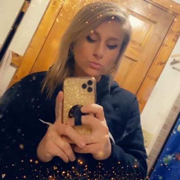 Profile Picture of Nicole Myrman (@nicole8811) on Poshmark