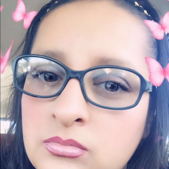 Profile Picture of Roxy Hernandez (@rosiana842) on Poshmark