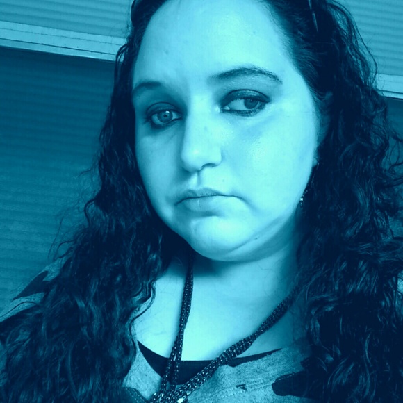 Profile Picture of Renee Davidoff (@xrenee84x) on Poshmark