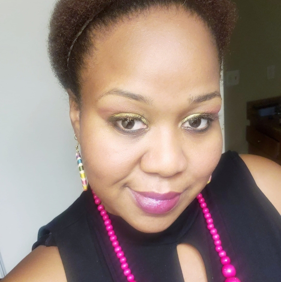 Profile Picture of Sharonia Dickerson (@sharoniadee) on Poshmark