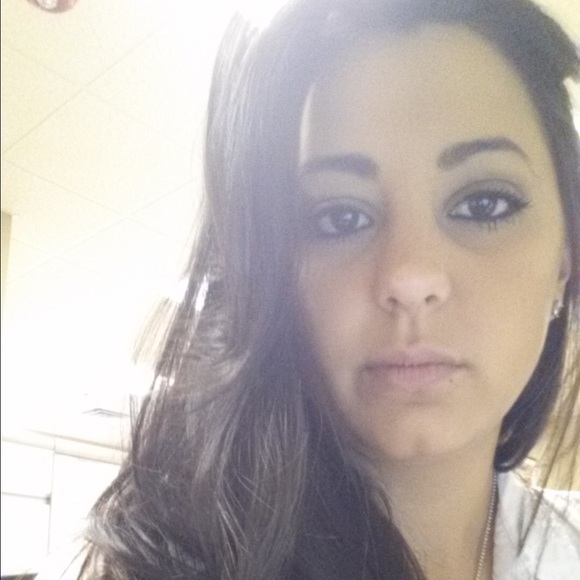 Profile Picture of Samantha Verrone (@samantharose0x) on Poshmark