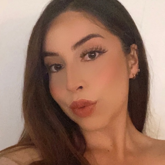 Profile Picture of Lexy Bugarin (@lexybugarin) on Poshmark