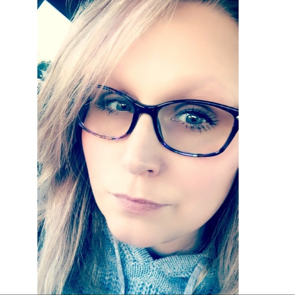 Profile Picture of Angie Suratt (@asuratt) on Poshmark