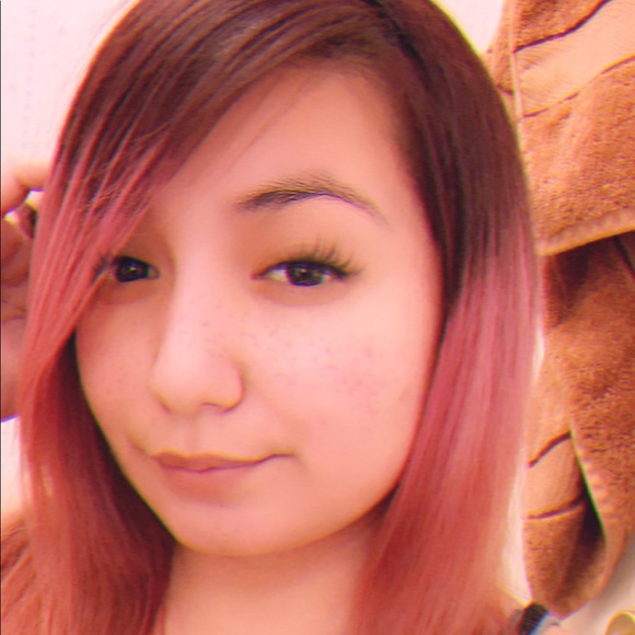 Profile Picture of Demitria Cordero (@demii_0412) on Poshmark