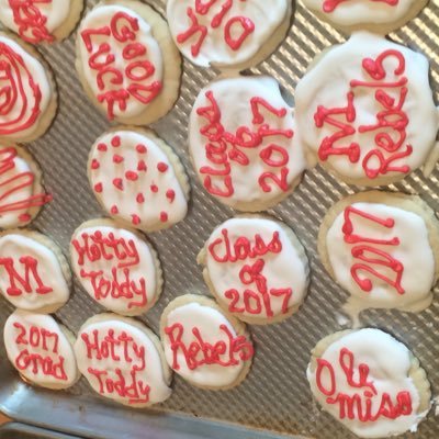 Profile Picture of Colleen Arnold (@bakeallday) on Twitter