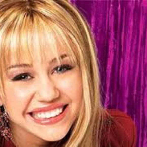 Profile Picture of Pamela Pamela (@pamela_e26_821) on Poshmark