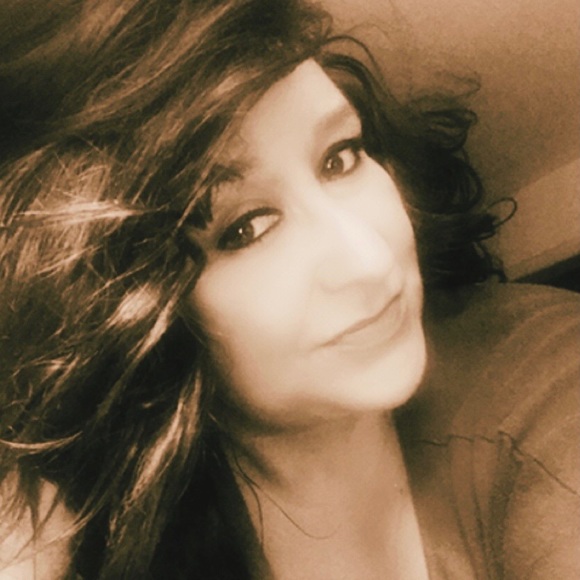 Profile Picture of Amber Delfavero (@adelfavero) on Poshmark