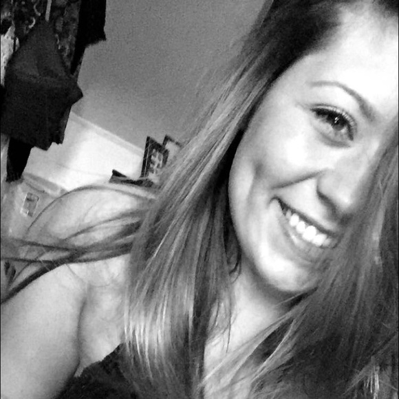 Profile Picture of Julia Neese (@jbrookem23) on Poshmark