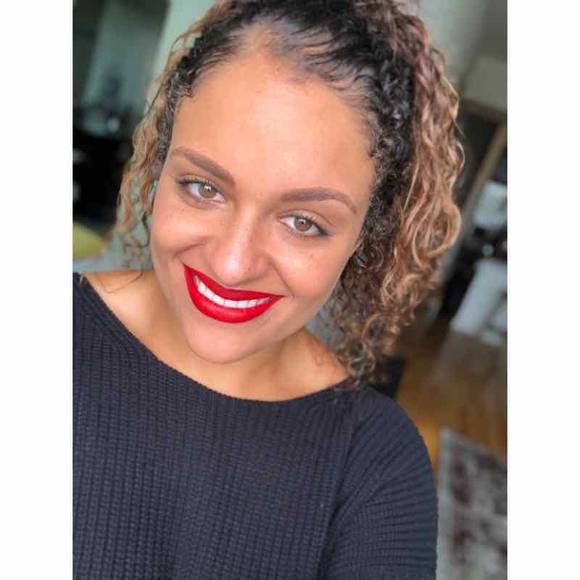 Profile Picture of Amanda Finch (@acfinch87) on Poshmark