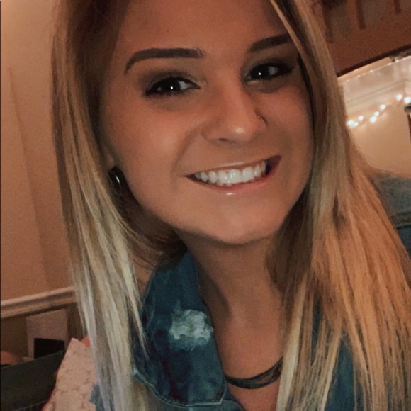 Profile Picture of Monica Schuler (@mschulerr) on Poshmark