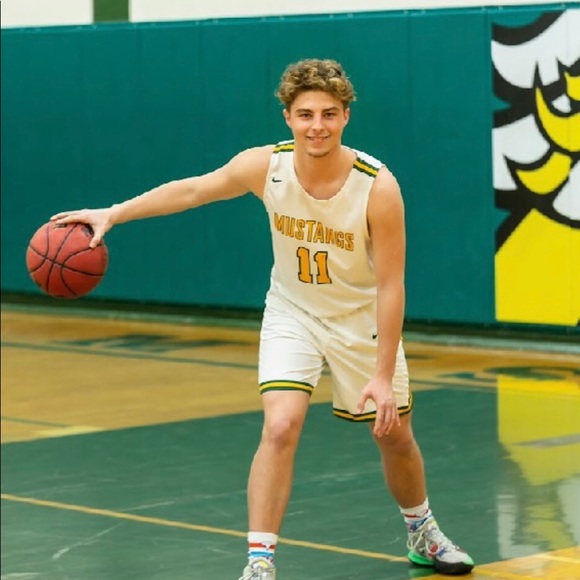 Profile Picture of Landon Beyette (@landonb11) on Poshmark