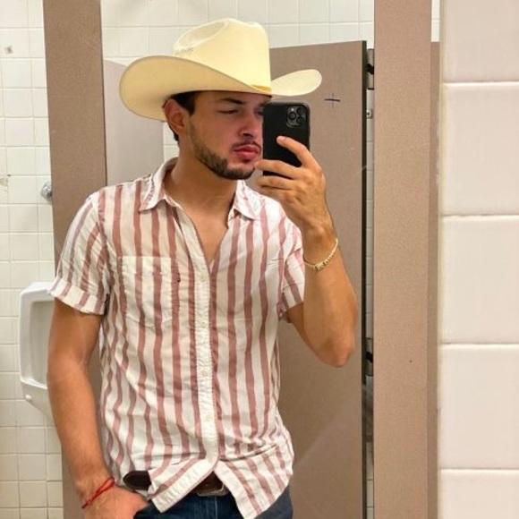 Profile Picture of Abraham Montes (@abraham_montez) on Poshmark