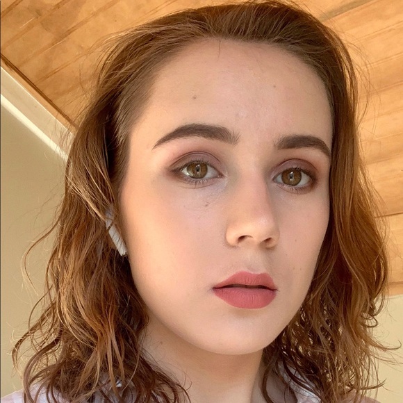 Profile Picture of Valeriia Laut (@valeriialaut) on Poshmark