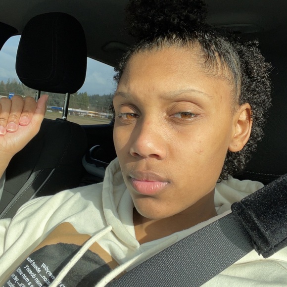 Profile Picture of Danielle Goodhart (@danigoodhart) on Poshmark