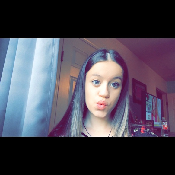 Profile Picture of Faith Deeds (@faithdeeds31) on Poshmark