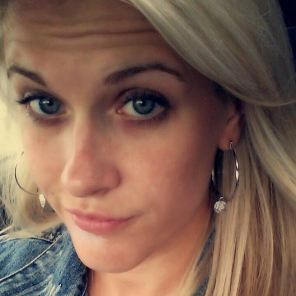 Profile Picture of Emily Milosch (@emilosch06) on Poshmark