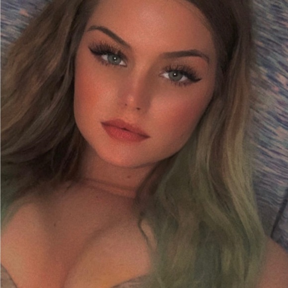 Profile Picture of Zoe Madere (@zogelle) on Poshmark