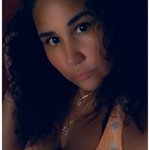 Profile Picture of Julia Castro (@juliacstr1369) on Poshmark