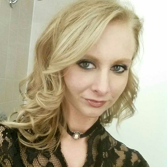 Profile Picture of Nicole Barnes (@nikkinightshade) on Poshmark