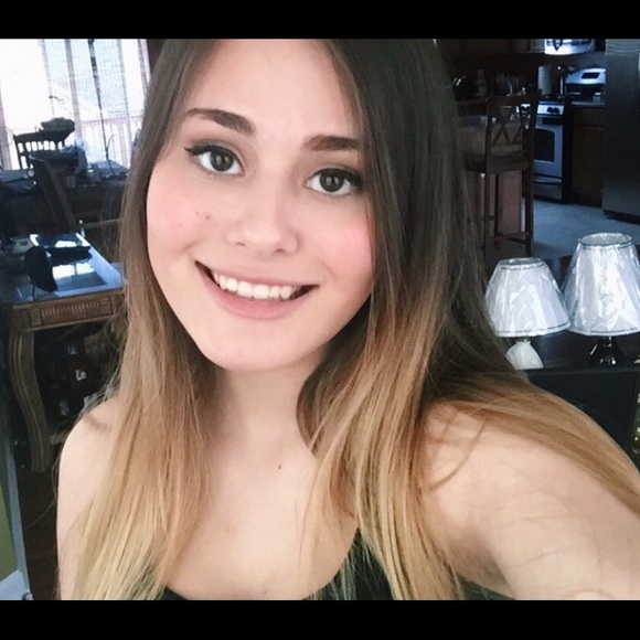 Profile Picture of Mariah Alvarez (@mariahxalv) on Poshmark